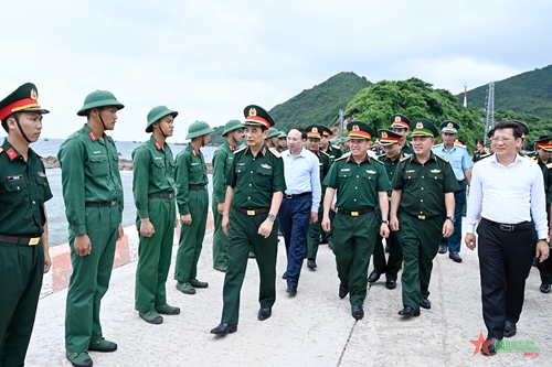Đại tướng Phan Văn Giang thăm và làm việc tại đảo Trần